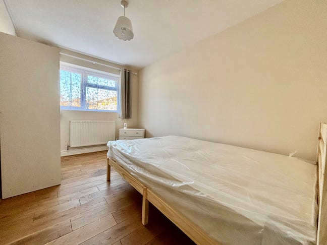 Double bedroom available in house share Main Photo