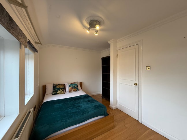Room available in Fulham  Main Photo