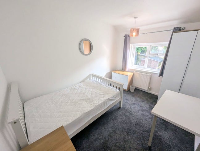 ** New Beautiful Quality Room -All Bills Included! Main Photo