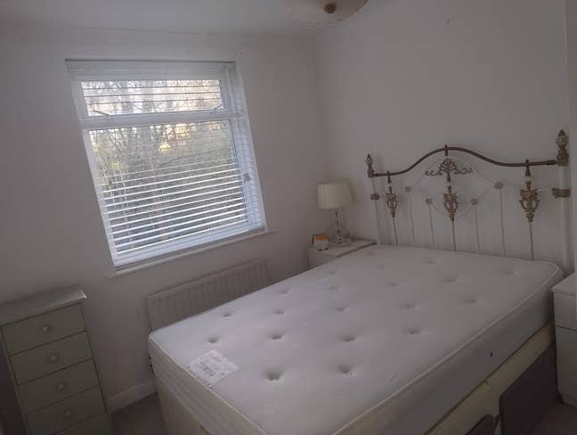 Room Available in a Flat. Excellent Quiet Area Main Photo