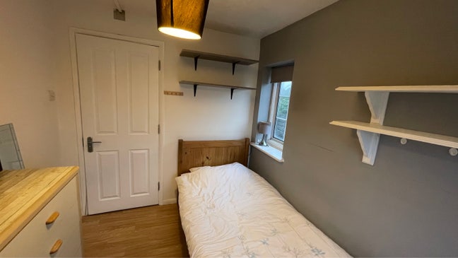 Single room in a friendly home  Main Photo