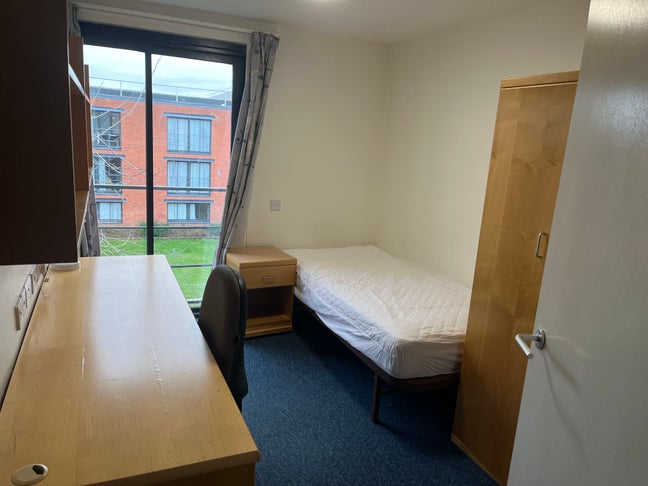 &pound;135pw ensuite room with shared kitchen in halls Main Photo