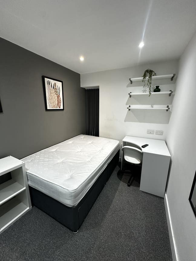 En-suite Room Available now (Bills Inc) B29 Main Photo