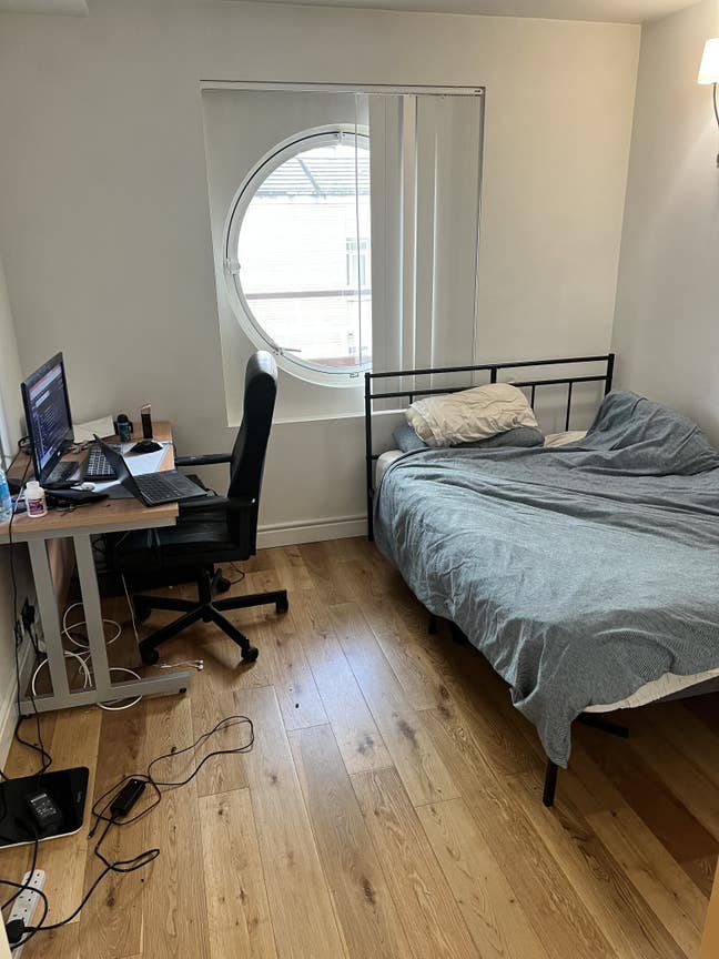 Large Double Room with Private Bathroom Main Photo