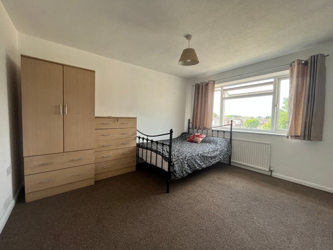 Large Double Room to Rent Close to City Centre Main Photo