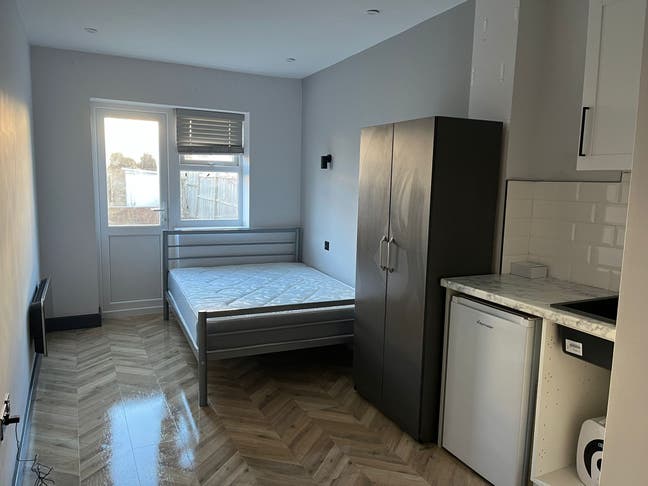 Studio Rooms Available – Grayscroft Road, SW16 Main Photo