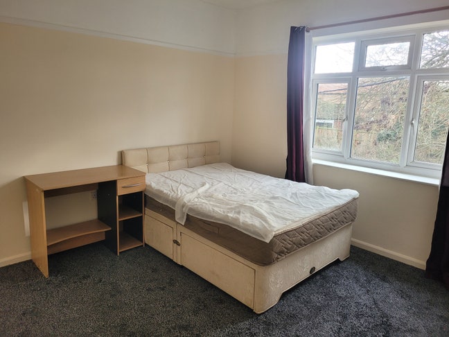 Double Bedroom in Town Centre property Main Photo