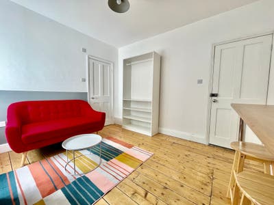 Studio, own lounge & En-suite   - NR1 - (4R-JG) Main Photo