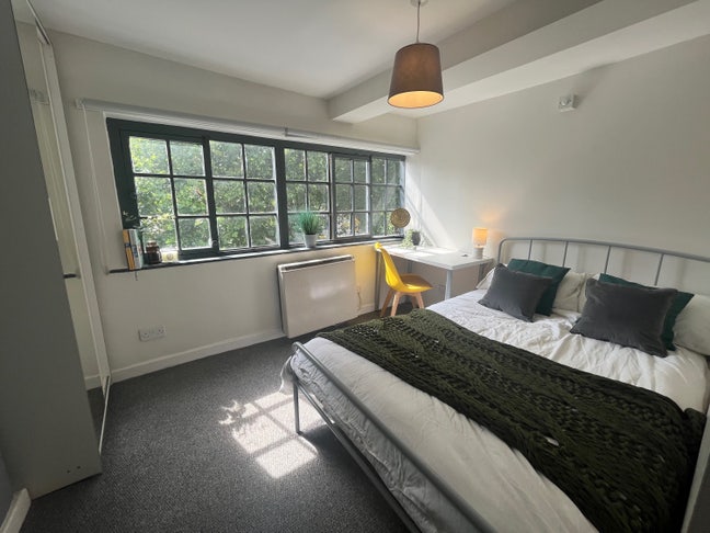 SPACIOUS Double Room near Victoria Centre Main Photo