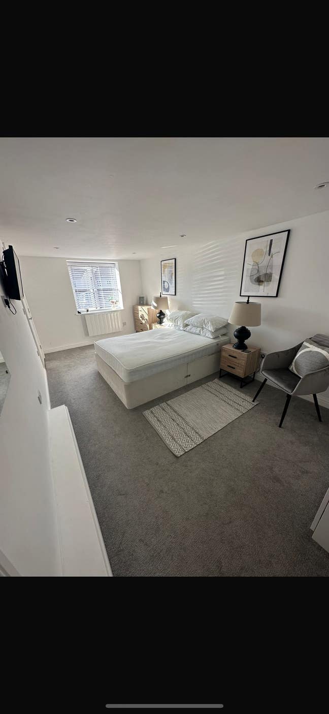 Luxury fully furnished room to rent  Main Photo