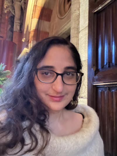 English teacher seeking peaceful shared home Main Photo