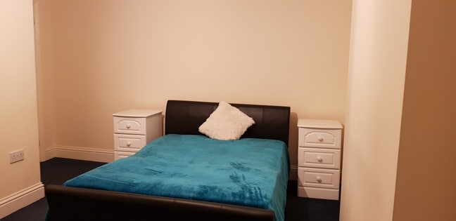 Large Double Room- Fleet Town Centre  Main Photo
