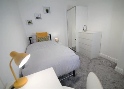 Luxurious Living in Watford ~ Parking Available  Main Photo