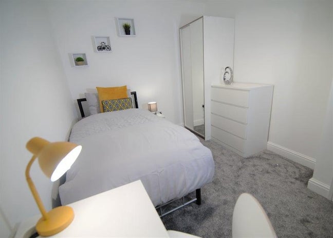 Luxurious Living in Watford ~ Parking Available  Main Photo