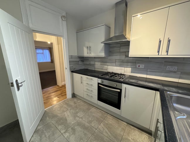 Stunning Refurbished One Bed flat to rent in NW7 Main Photo
