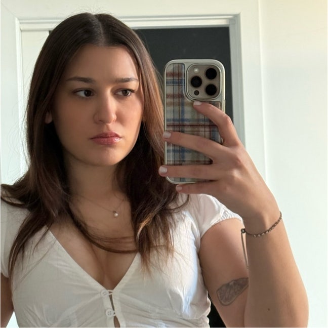 25yr old professional looking for all female house Main Photo