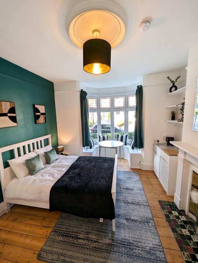 Central Location | Large Bedroom | Bills Included Main Photo