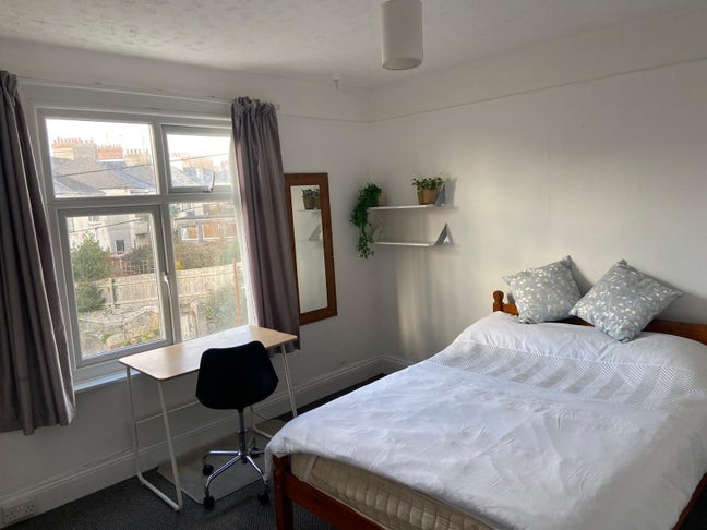 Lovely double room in friendly professional house Main Photo