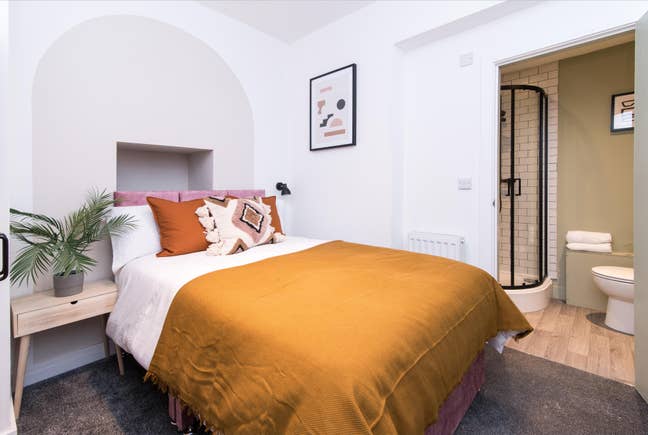 ✨ Luxe Ensuite Living in Ashton 📍 Main Photo