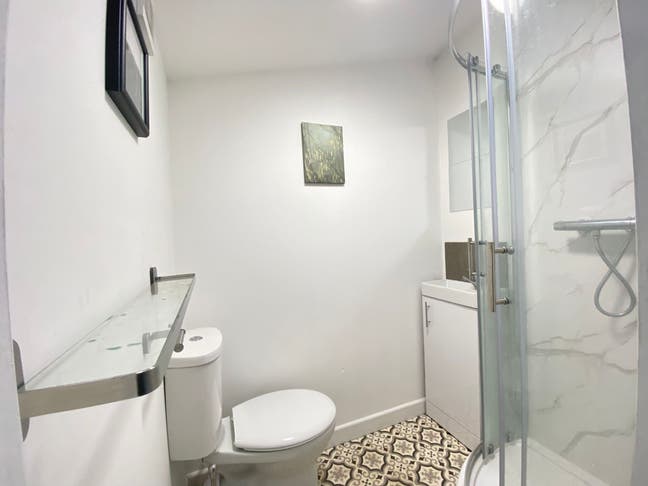Your Dream En Suite Room Awaits in Gillingham! Main Photo