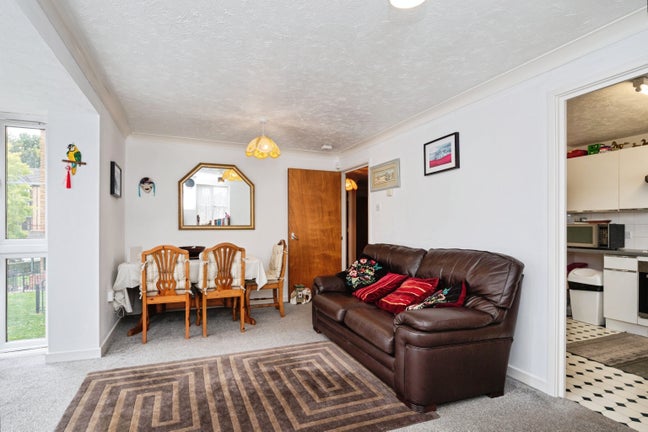 2 bed apartment with 2 double bedrooms Main Photo