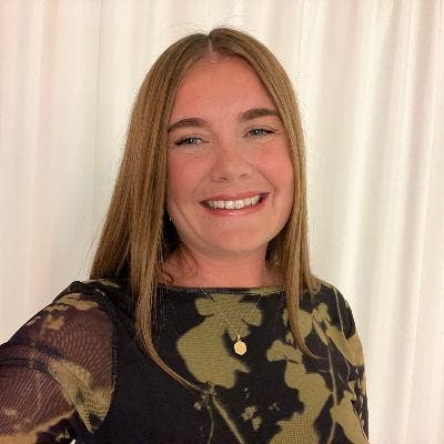 Professional female looking for a double room Main Photo