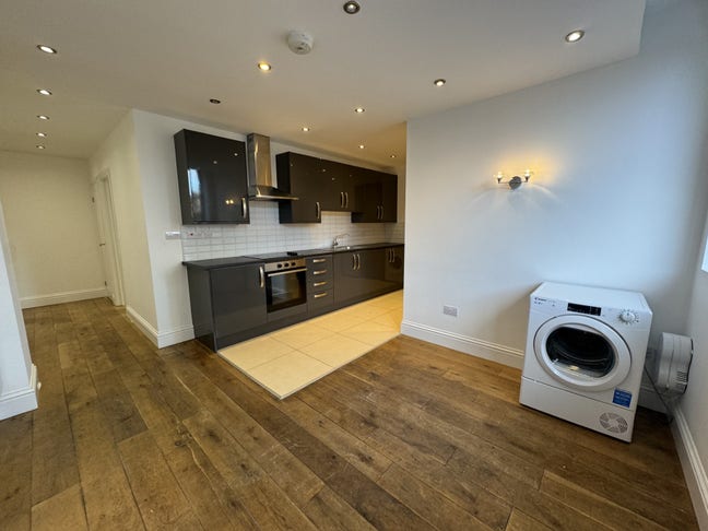 Newly renovated 2 bedroom flat to rent in SE14 Main Photo