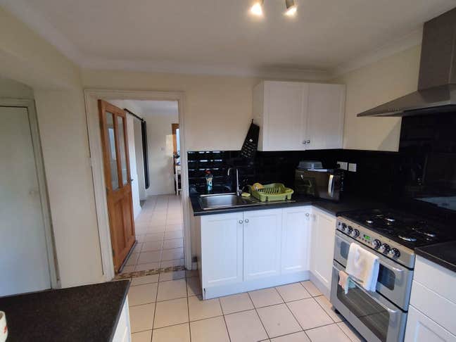 Spacious room in a beautiful house inside park Main Photo