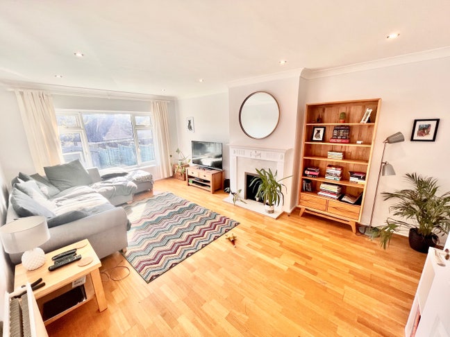 Room in friendly and clean house near Hove Park Main Photo