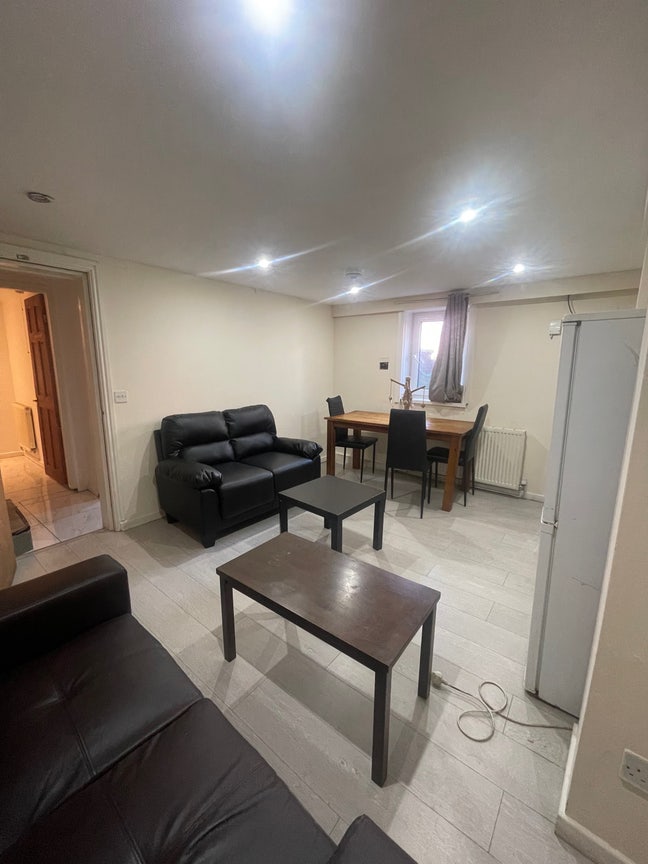 Fully Furnished Room in LS6  Main Photo