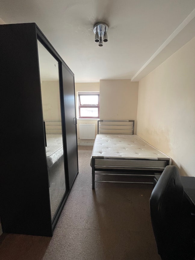 Room Close to City Centre Available Now Main Photo