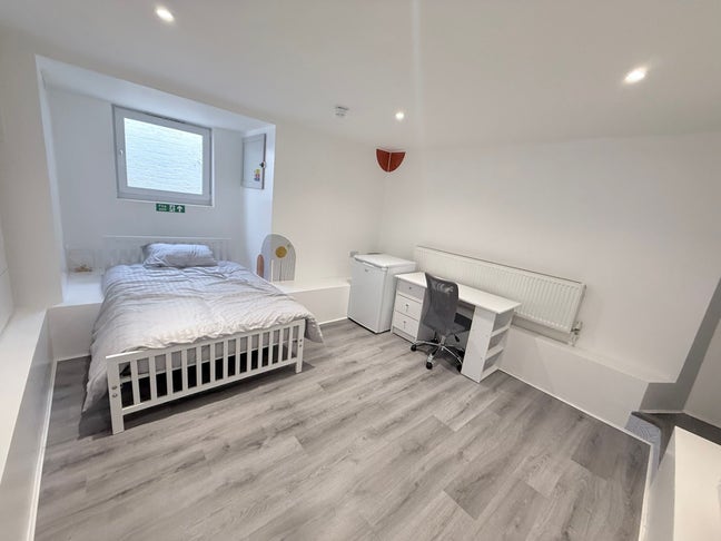 New Refurbished House near Gillingham Station  Main Photo