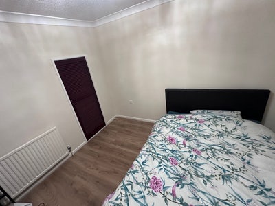 Single & Double bedroom for Rent in a Clean House Main Photo