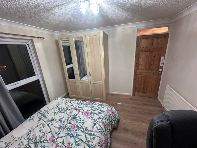 Single & Double bedroom for Rent in a Clean House Main Photo
