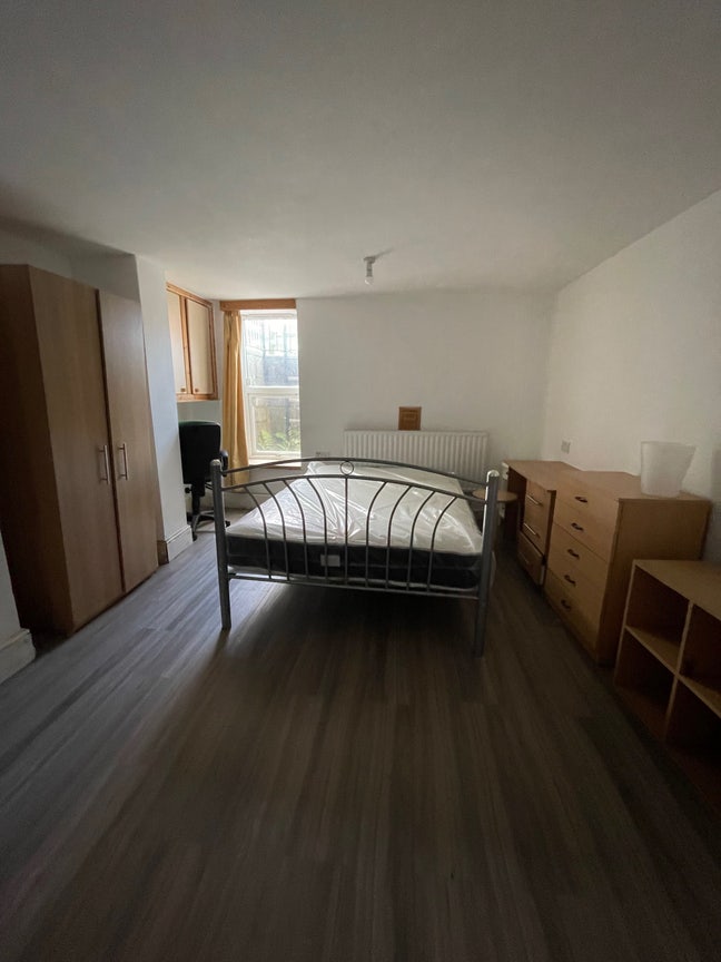  Room in 4 Bed in Hyde Park Main Photo