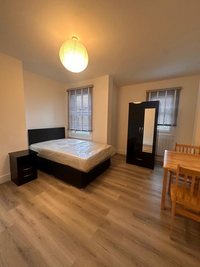 Modern En-suite Studio Rooms Main Photo