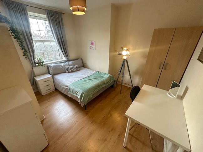 Spacious bright room Main Photo