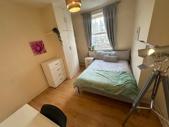 Spacious bright room Main Photo