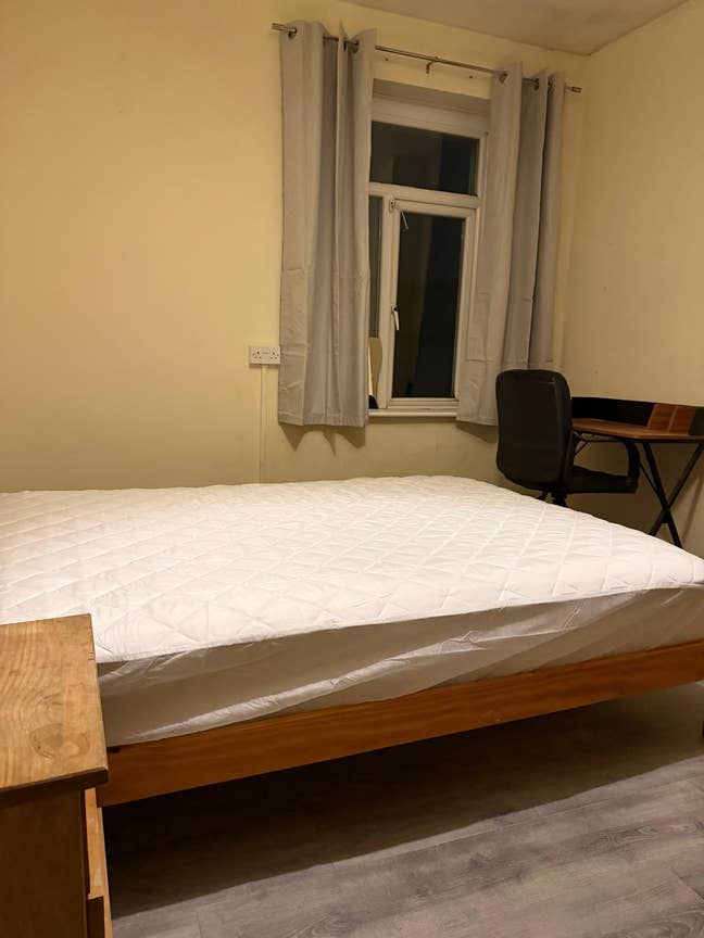 Nice light airy Room close to shops  Main Photo