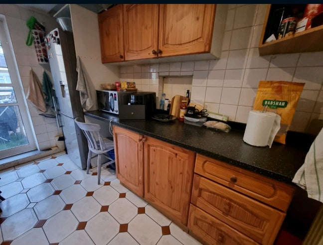 Large bright clean Room - ladies only this room Main Photo