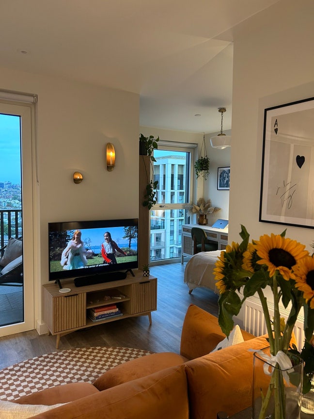 Short term let available in stunning studio Main Photo