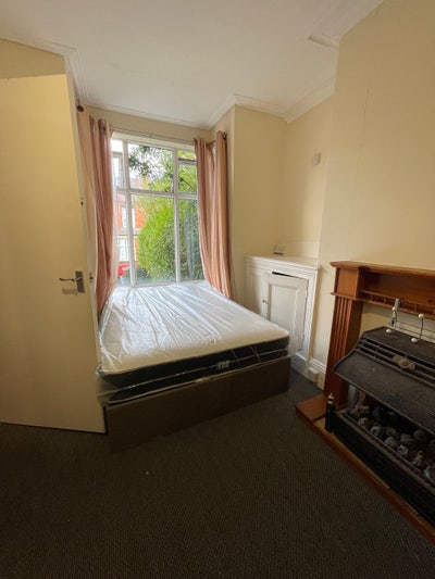 Popular Room in Hyde Park Available Now Main Photo