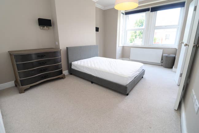 Luxury Ensuite along Elizabeth Line (Living Room) Main Photo