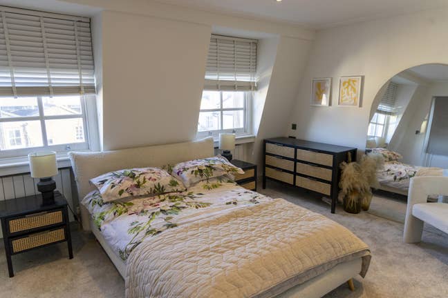 Spacious double ensuite room in new build flat Main Photo