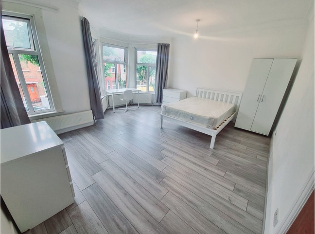 Hige Double Room Close to Turnpike Lane Station  Main Photo