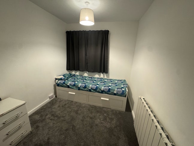 Bright single room with parking and WiFi  Main Photo