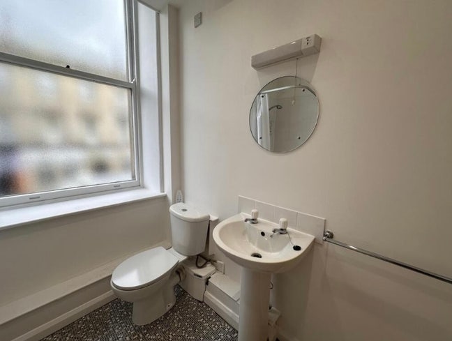 One large double room for 450 at the heart of Hudd Main Photo