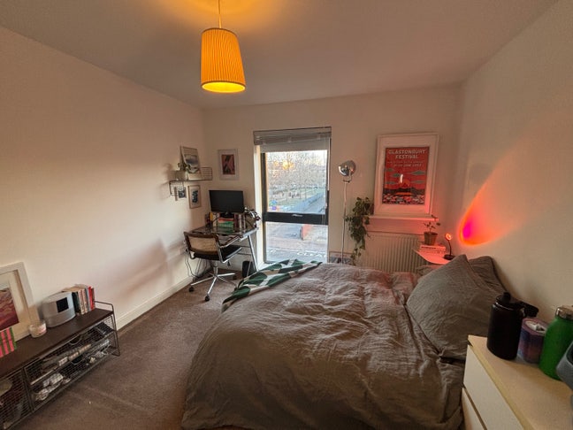Cosy double room in Bow, warm 2-bed flat Main Photo