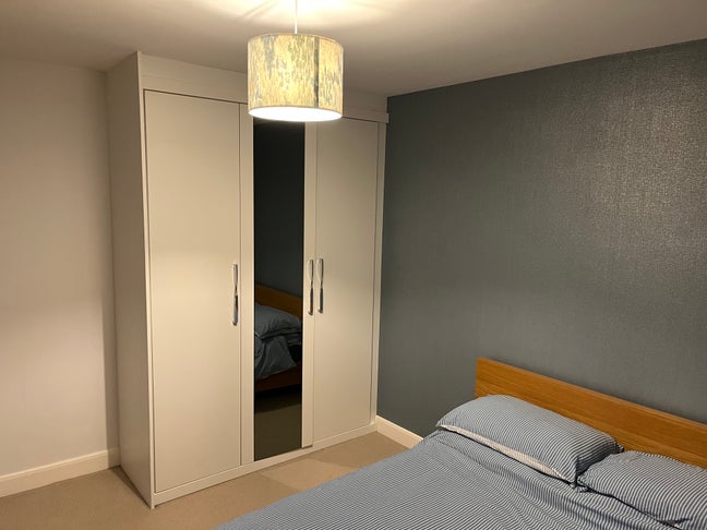 Double bedroom in large modern house Main Photo