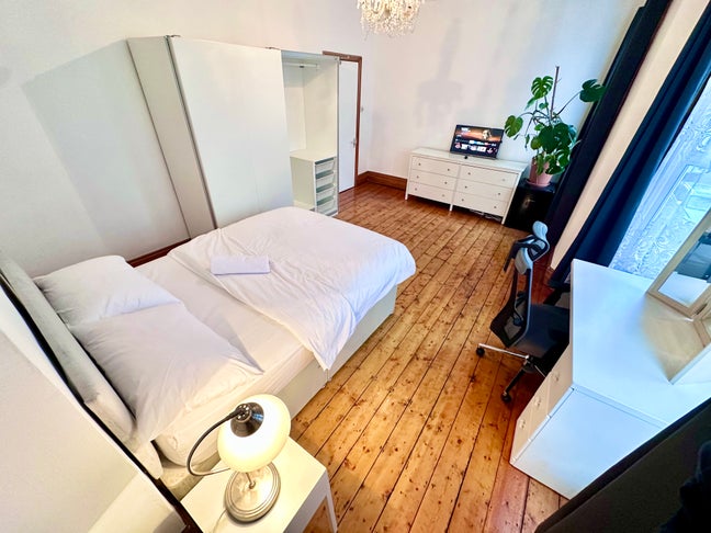 Beautiful Double bedroom 5 mins to Parsons Green Main Photo